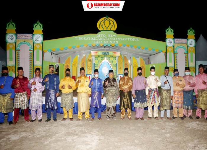 Wakil Bupati saat foto bersama dengan sejumlah masyarakat Siantan Timur